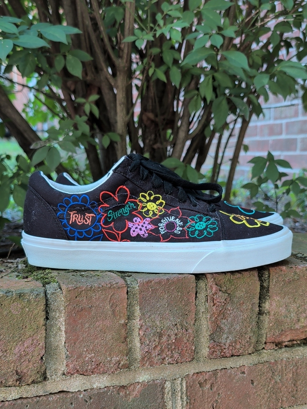 Vans Unisex Black Low-Top Floral Embroidery Sneaker Size 9.5 (1316)